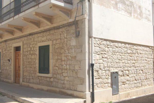 facciata-in-pietra-di-comiso-biancaura facciata-in-pietra-di-comiso-biancaura