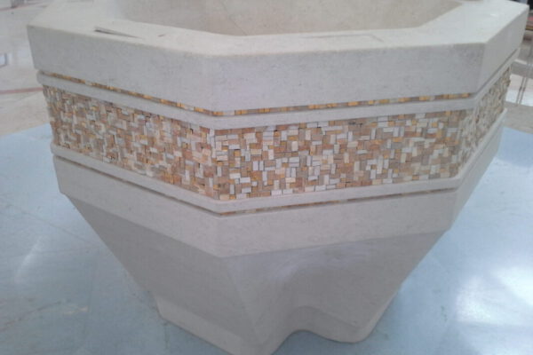 fonte-battesimale-in-pietra-di-comiso-biancaura fonte-battesimale-in-pietra-di-comiso-biancaura